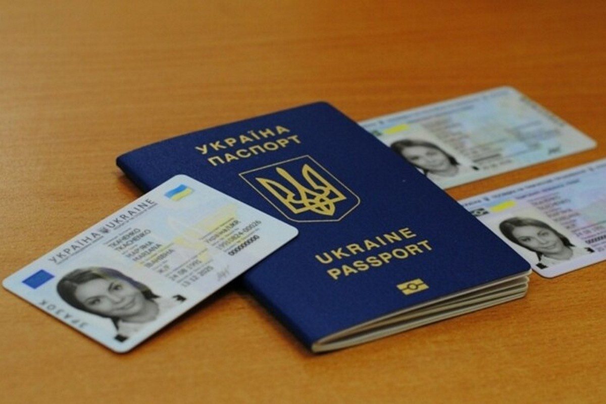 Обязательно ли украинцам менять паспорт-книжечку на ID