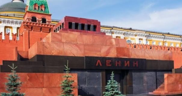 В Москве студент напал на саркофаг с Лениным. Причина удивит
