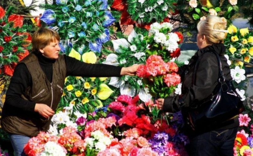 Чи заборонені штучні квіти на цвинтарі? Що каже Церква ➤ Prozoro.net.ua