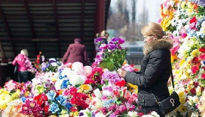 Запрещены ли искусственные цветы на кладбище? Что говорит Церковь