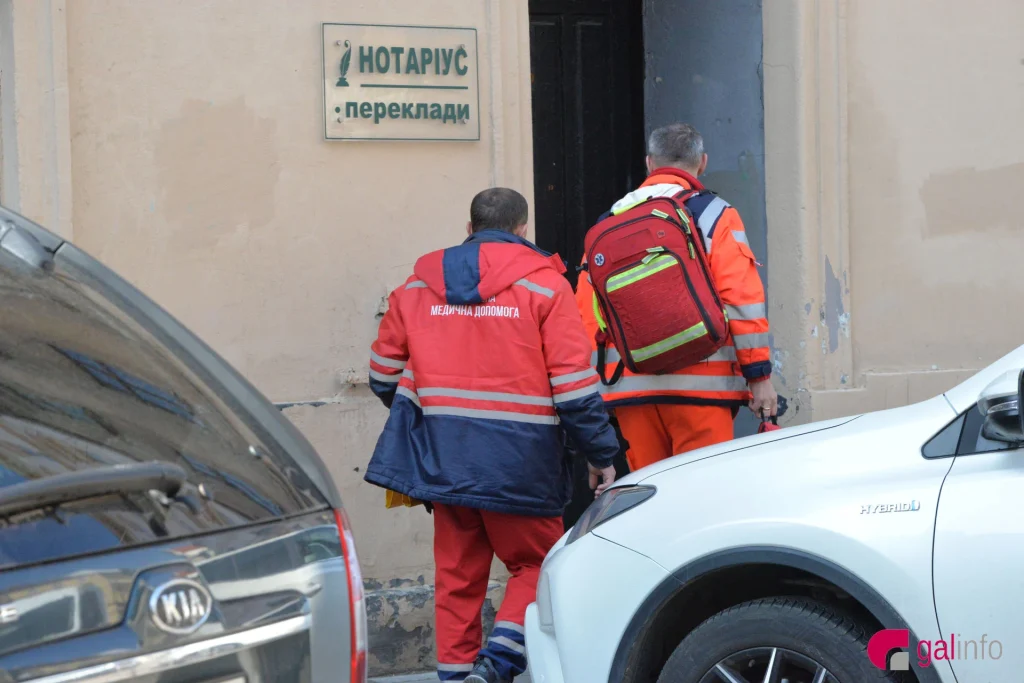 В центре Львова обнаженный американец устроил дебош в окне (фото, видео) 9 В центре Львова обнаженный американец устроил дебош в окне (фото, видео)