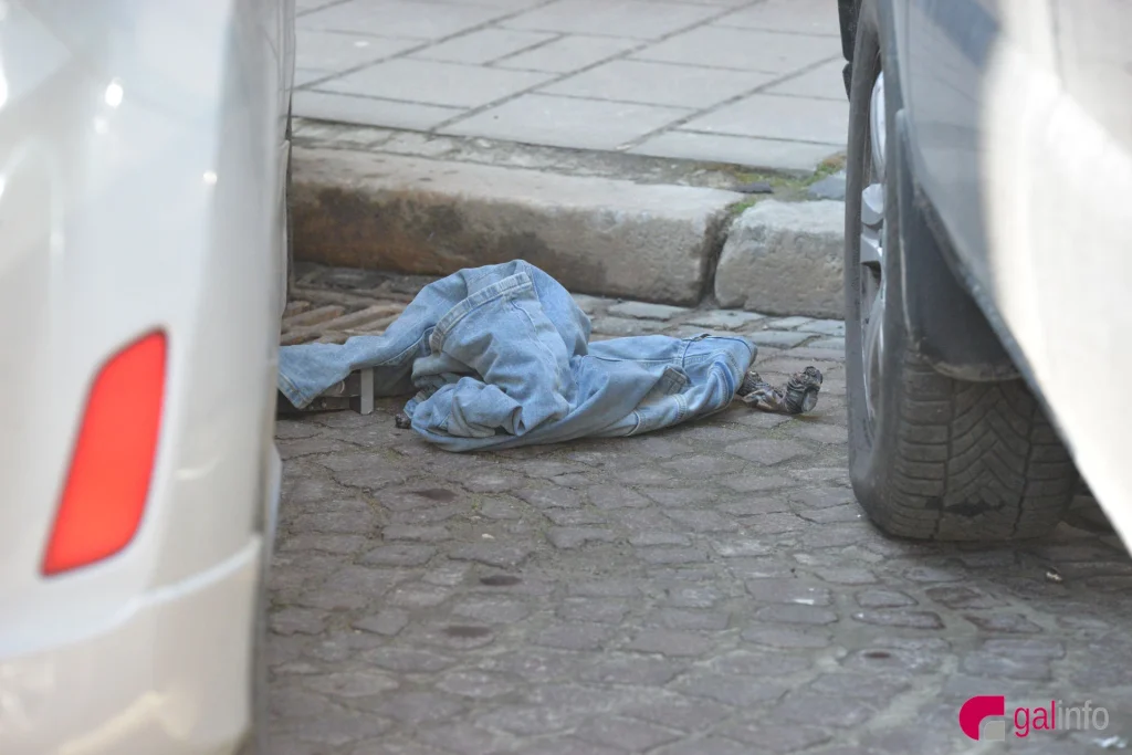 В центре Львова обнаженный американец устроил дебош в окне (фото, видео) 12 В центре Львова обнаженный американец устроил дебош в окне (фото, видео)