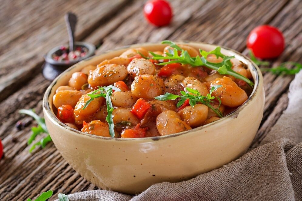 Квасоля в томатному соусі з овочами