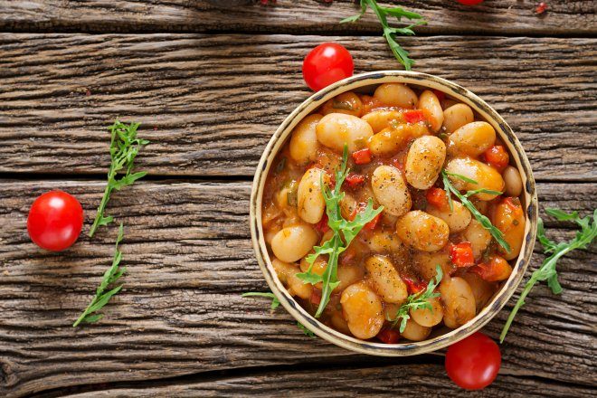 Квасоля в томатному соусі з овочами