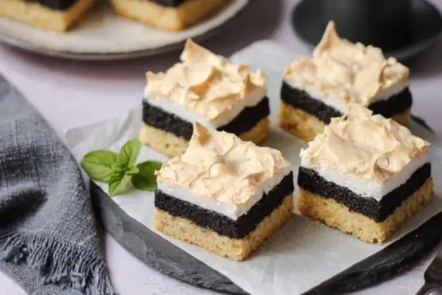 Маковий пляцок із сирною начинкою