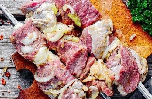 Нежное и сочное: в чем мариновать мясо, чтобы оно таяло во рту
