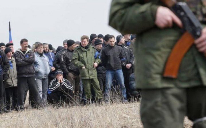 Облавы и шантаж паспортами: как оккупанты усиливают мобилизацию на ВОТ Украины