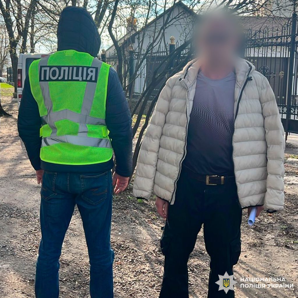 В Харькове мужчина бросил гранаты в военных ТЦК и напал с ножом на одного из них (фото) 5 В Харькове мужчина бросил гранаты в военных ТЦК и напал с ножом на одного из них (фото)