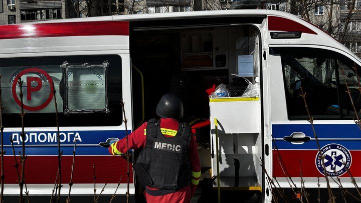 В Харькове мужчина бросил гранаты в военных ТЦК и напал с ножом на одного из них (фото)