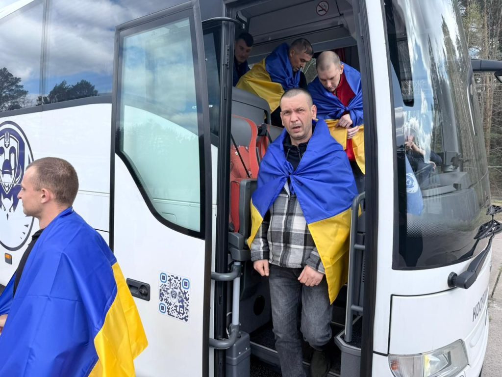 Обмін полоненими 24 квітня: до України повернулися 193 захисники 10 Обмін полоненими 24 квітня: до України повернулися 193 захисники