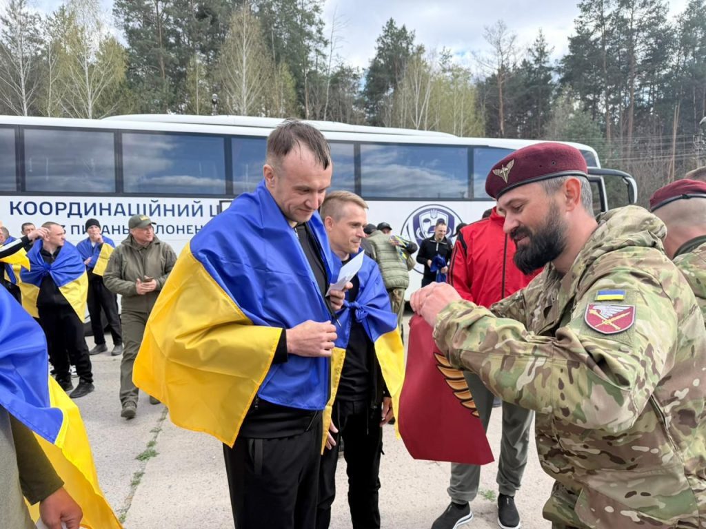 Обмін полоненими 24 квітня: до України повернулися 193 захисники 11 Обмін полоненими 24 квітня: до України повернулися 193 захисники