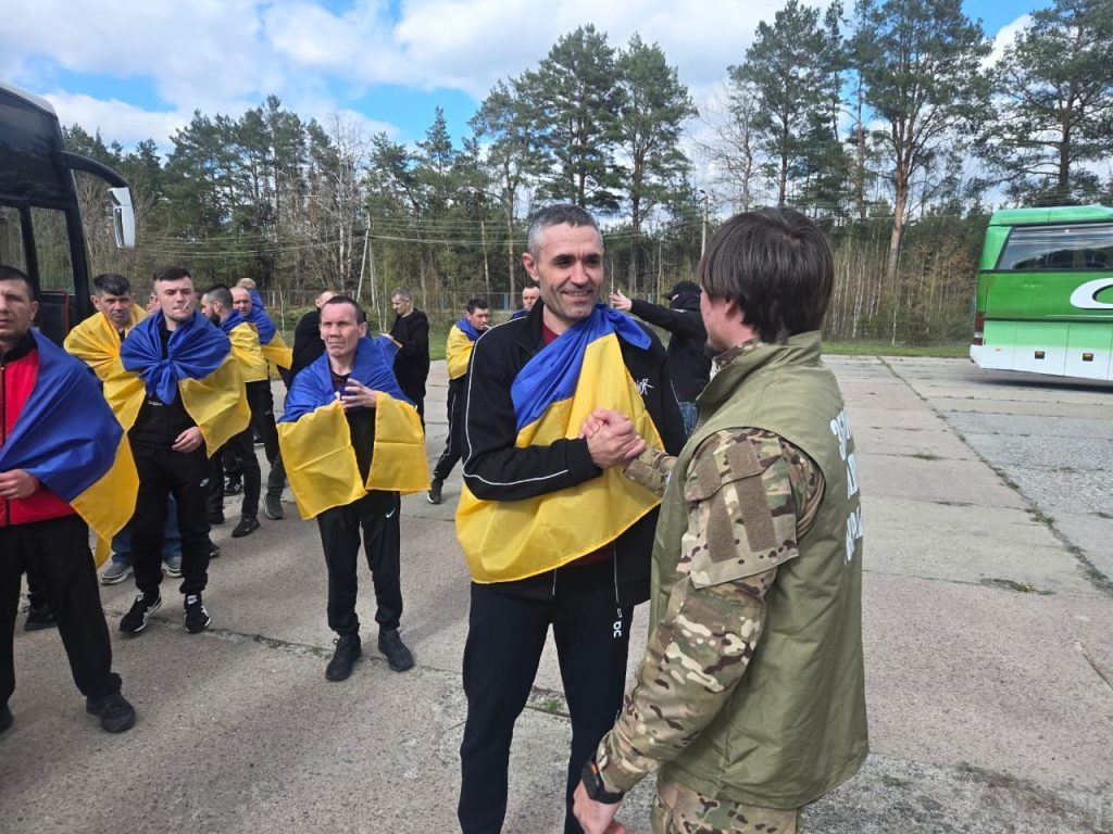 Обмін полоненими 24 квітня: до України повернулися 193 захисники 8 Обмін полоненими 24 квітня: до України повернулися 193 захисники