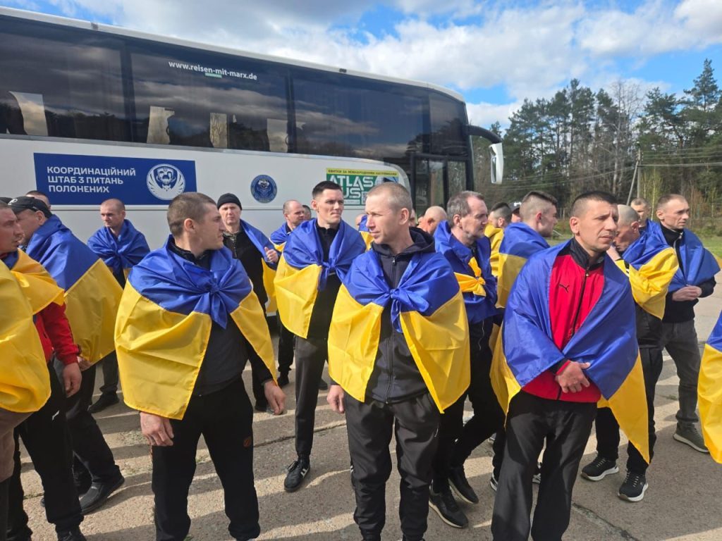 Обмін полоненими 24 квітня: до України повернулися 193 захисники 6 Обмін полоненими 24 квітня: до України повернулися 193 захисники
