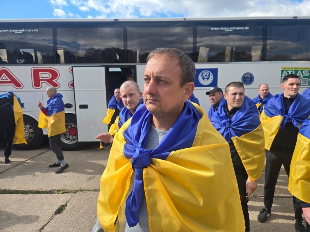 Обмін полоненими 24 квітня: до України повернулися 193 захисники 5 Обмін полоненими 24 квітня: до України повернулися 193 захисники