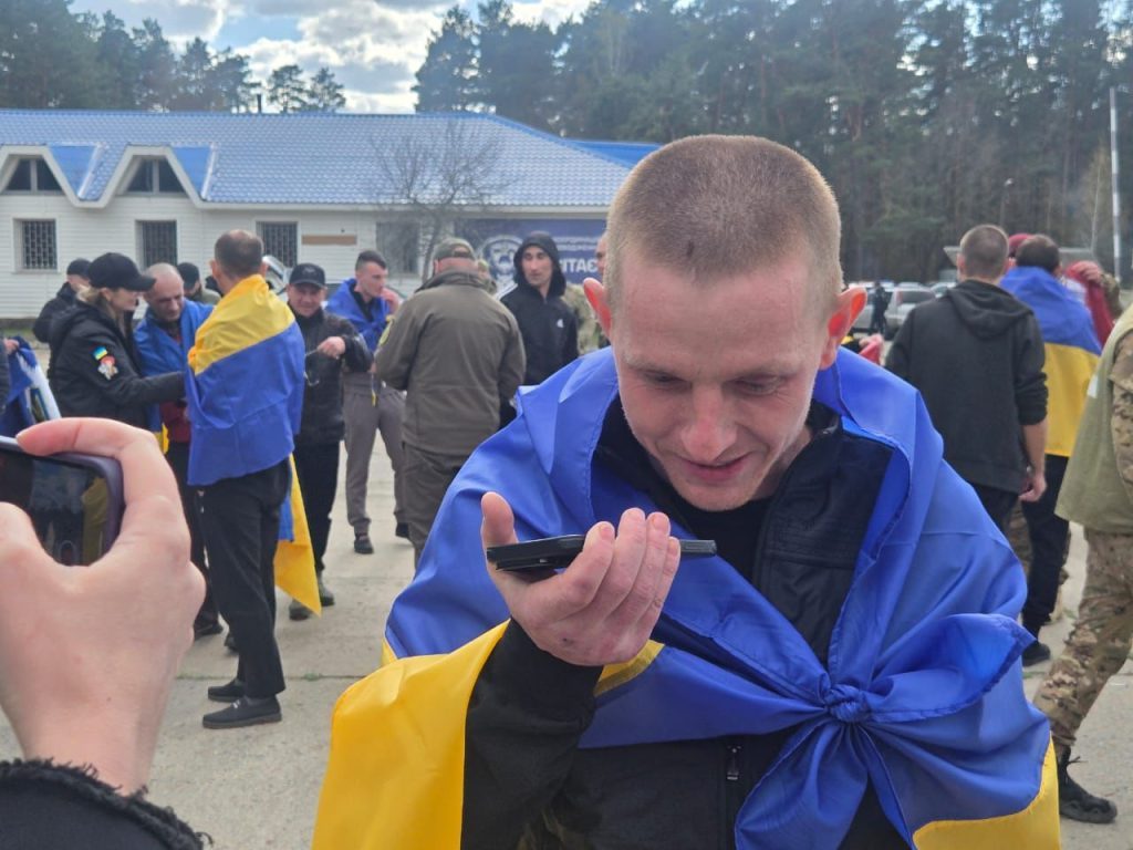 Обмін полоненими 24 квітня: до України повернулися 193 захисники 4 Обмін полоненими 24 квітня: до України повернулися 193 захисники