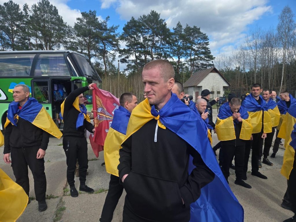 Обмін полоненими 24 квітня: до України повернулися 193 захисники 3 Обмін полоненими 24 квітня: до України повернулися 193 захисники