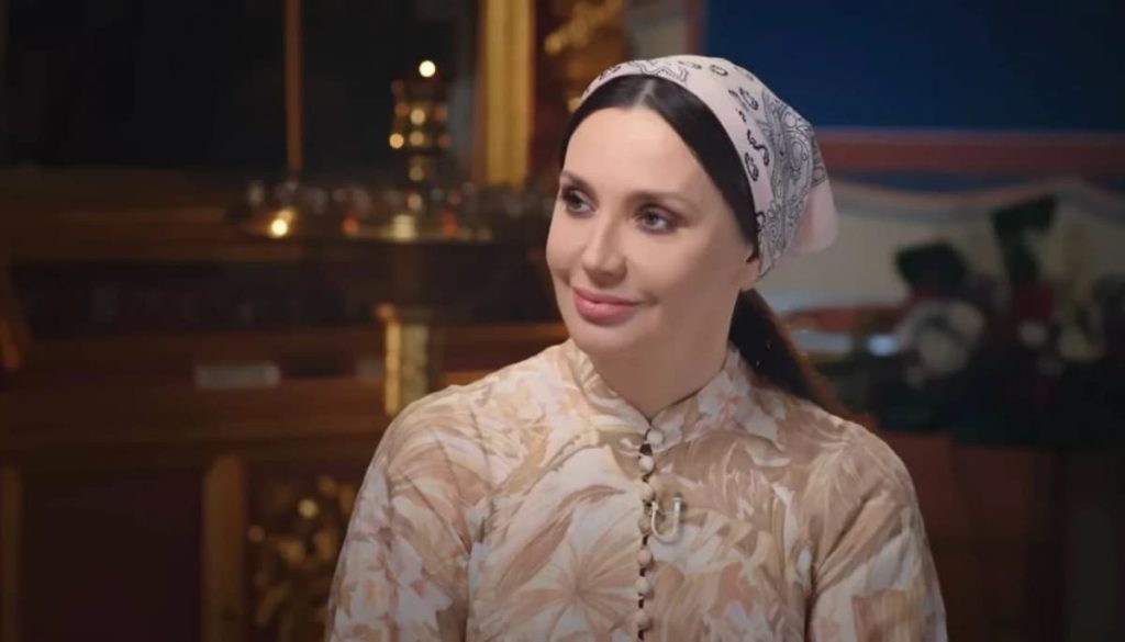 Від гламуру до бабусиної хустинки: як зараз виглядає Оксана Марченко (фото)