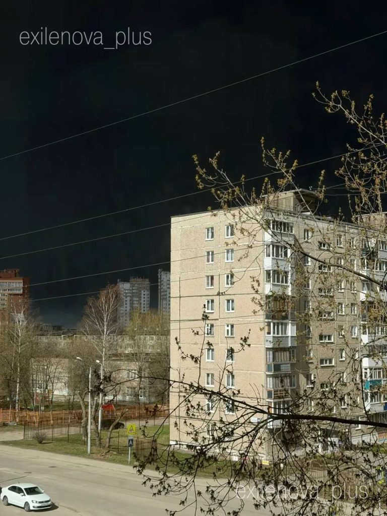 В Орске и Перми после атаки БПЛА загорелись нефтяные объекты (фото, видео) 8 В Орске и Перми после атаки БПЛА загорелись нефтяные объекты (фото, видео)