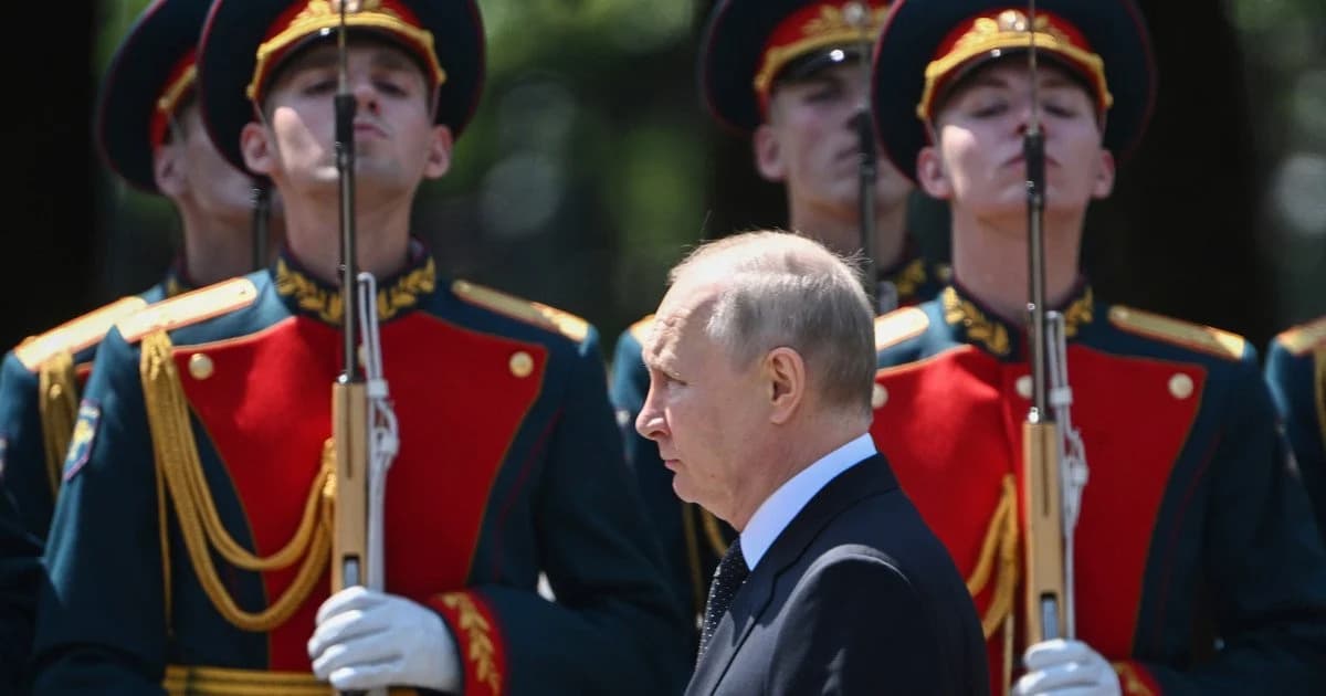 «Голый» парад в Москве: в Британии заявили о страхе Путина и потере силы РФ