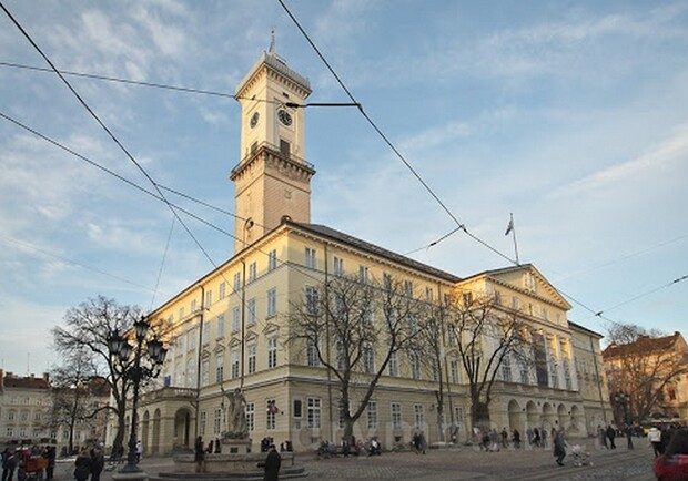 Іноземець стрибнув з Ратуші у Львові та залишив записку (фото)