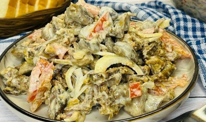 Рецепт салату для святкового столу: з курячої печінки, грибів, яєць та сиру