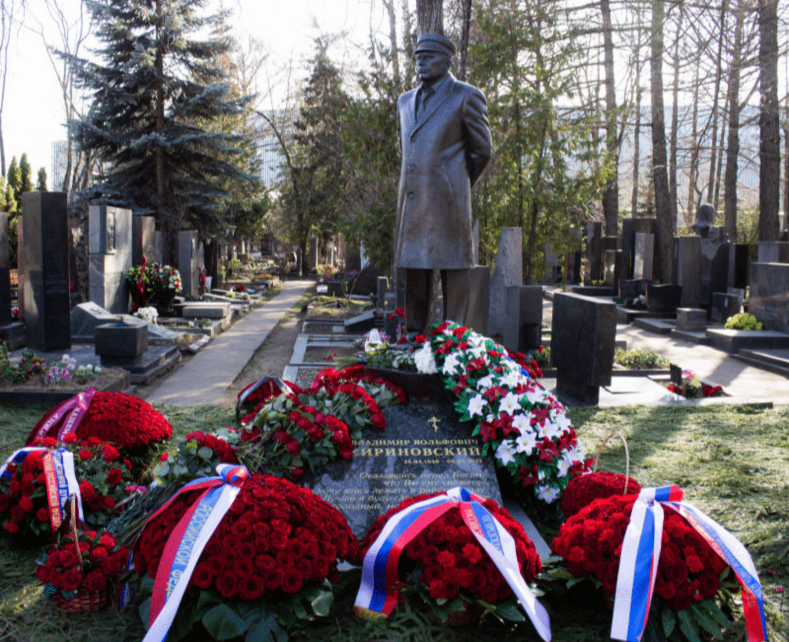 Що написано на пам’ятнику Жириновському, який ненавидів Україну
