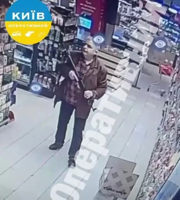 В Киеве мужчина устроил стрельбу и захватил заложников в супермаркете (фото, видео)