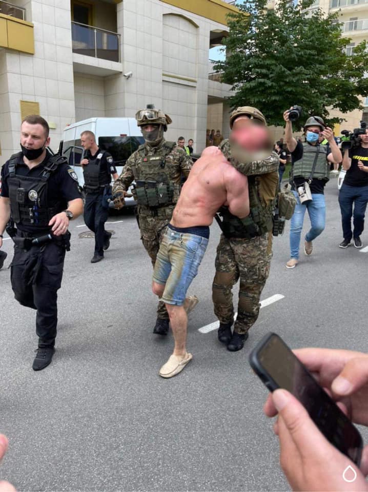 В Киеве мужчина устроил стрельбу и захватил заложников в супермаркете (фото, видео)