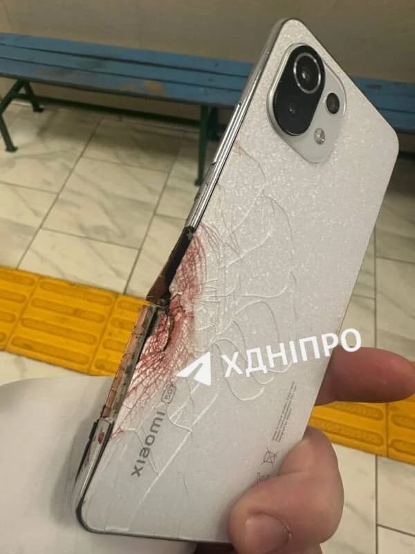 Обломок дрона РФ попал в телефон во время атаки по Украине: фото 4 Обломок дрона РФ попал в телефон во время атаки по Украине: фото