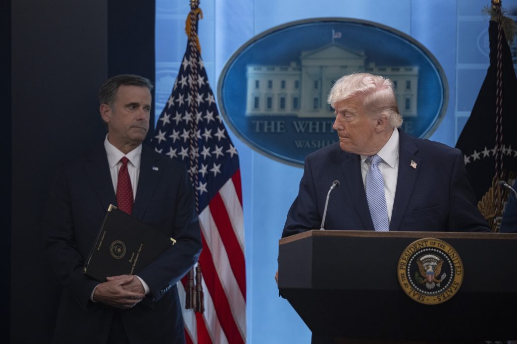 "Кратер" на голові: Трампа висміяли за нову зачіску (фото)
