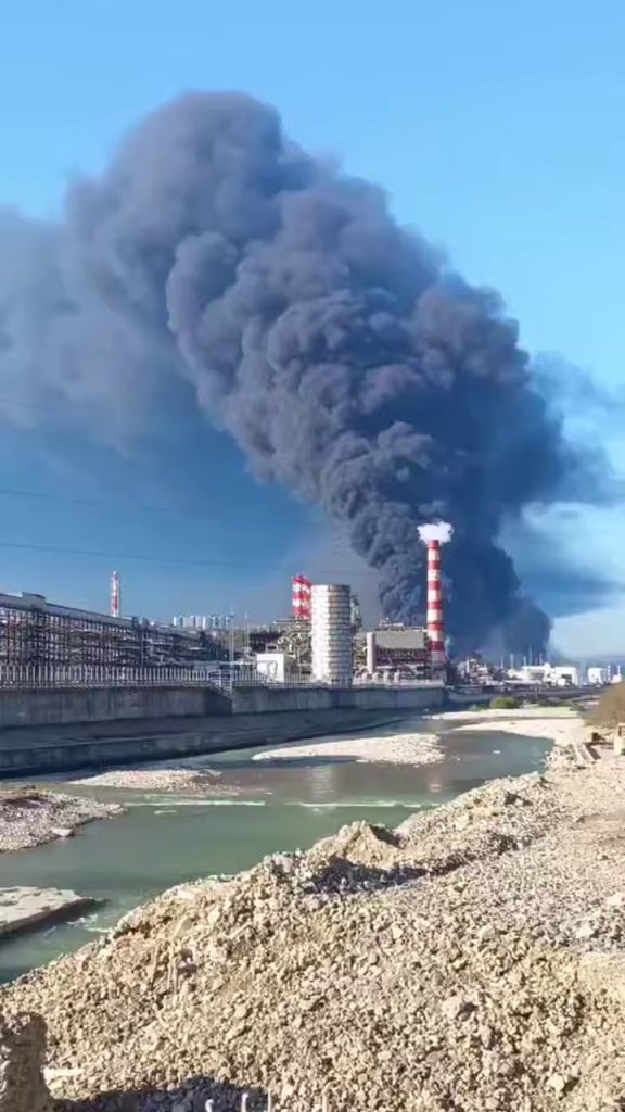 Над городом "вулканический дым": БПЛА повторно атаковали НПЗ в Туапсе (видео, фото)