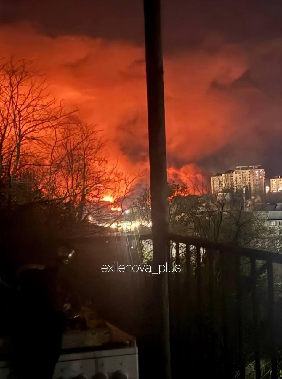 Вогняна ніч у Туапсе: дрони уразили стратегічний НПЗ «Роснєфті» (відео)