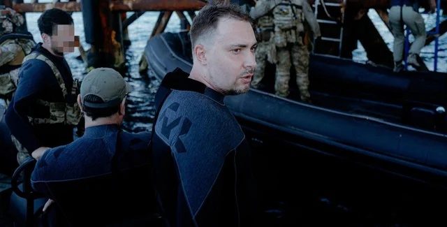 Буданов прыгнул в море с вышки «Крым-1» во время атаки дронов РФ: видео
