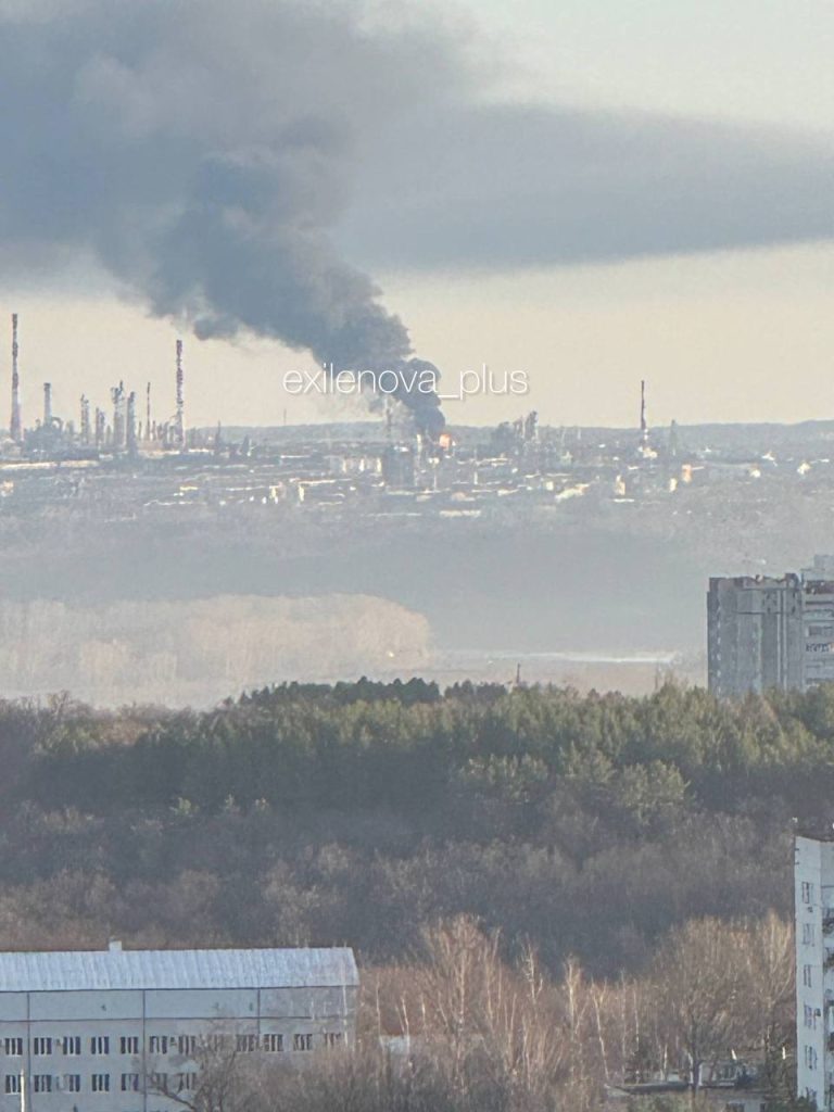 БПЛА атаковали стратегический НПЗ в Уфе: в 1300 км от Украины (видео) 5 БПЛА атаковали стратегический НПЗ в Уфе: в 1300 км от Украины (видео)