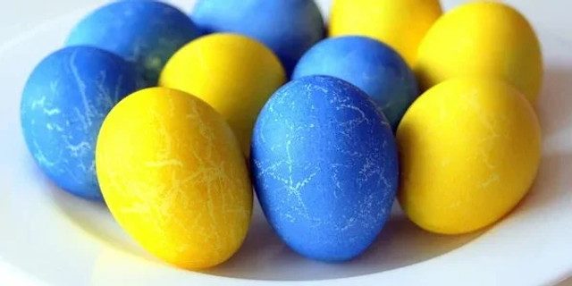 Жовто-блакитні крашанки на Великдень 2026 без хімії