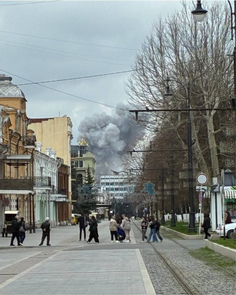 Над городом черный дым и "фейерверки": во Владикавказе взлетел на воздух склад пиротехники (видео)