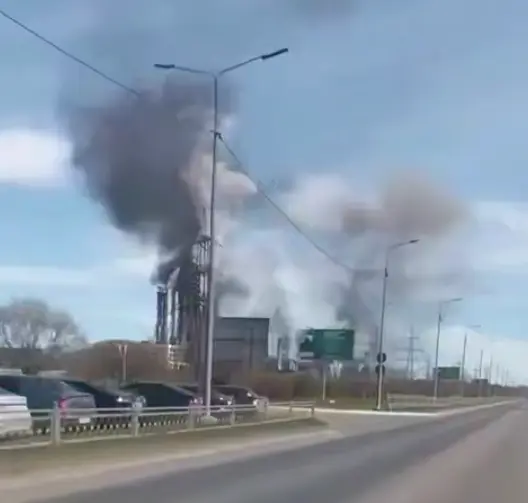 У російському Череповці після атаки дронів загорівся хімзавод (відео) 3 У російському Череповці після атаки дронів загорівся хімзавод (відео)
