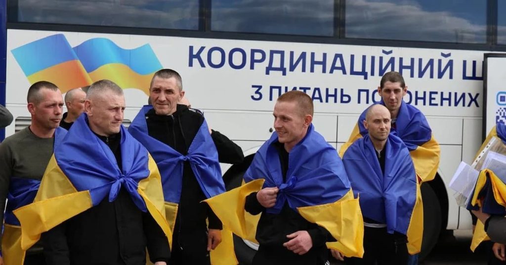 Объятия, слезы и первые звонки: как из российского плена вернулись 193 воина 3 Объятия, слезы и первые звонки: как из российского плена вернулись 193 воина