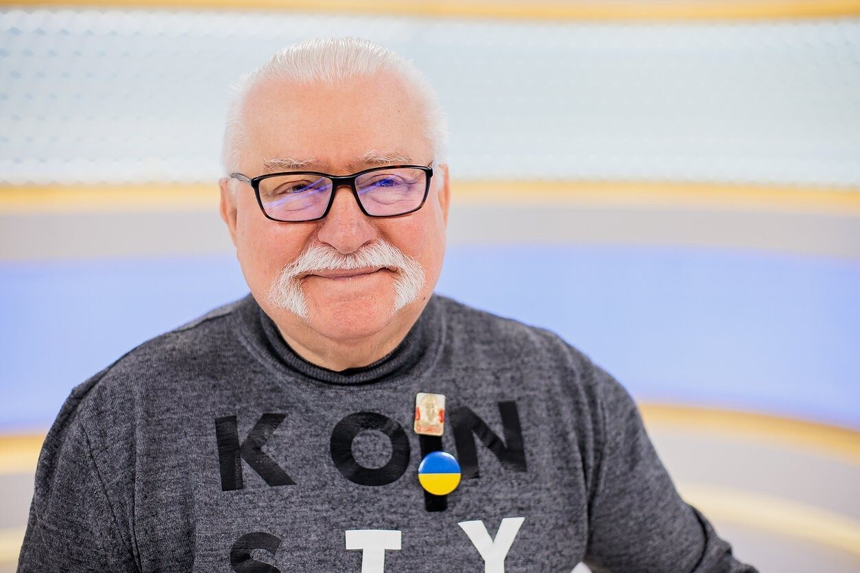 Экс-президент Польши снял украинский флаг с груди