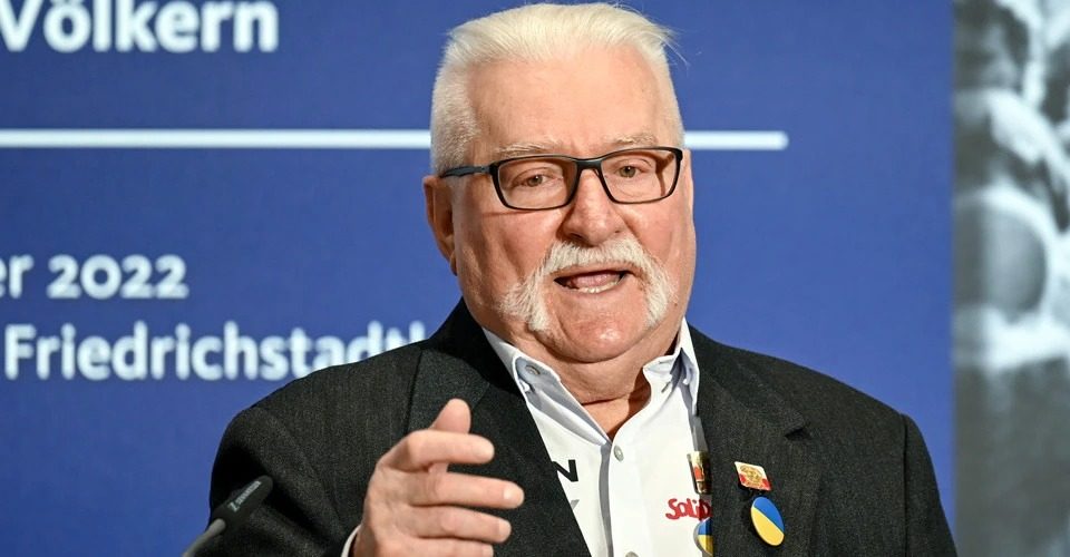 Экс-президент Польши снял украинский флаг с груди