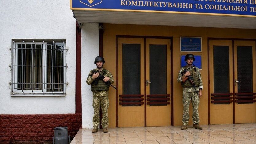На Закарпатті натовп штурмував ТЦК: військові відкрили вогонь