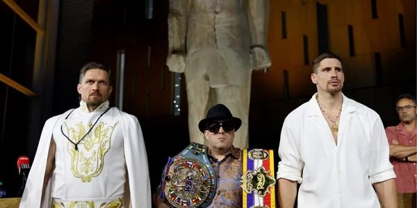 Усик узнал свой общий заработок за бой против Верховена