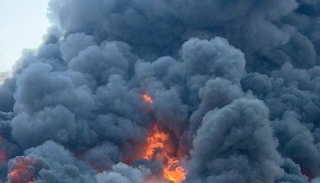 Взрывы и пожары возле НПЗ: «добрые» дроны снова наведались в РФ (видео)
