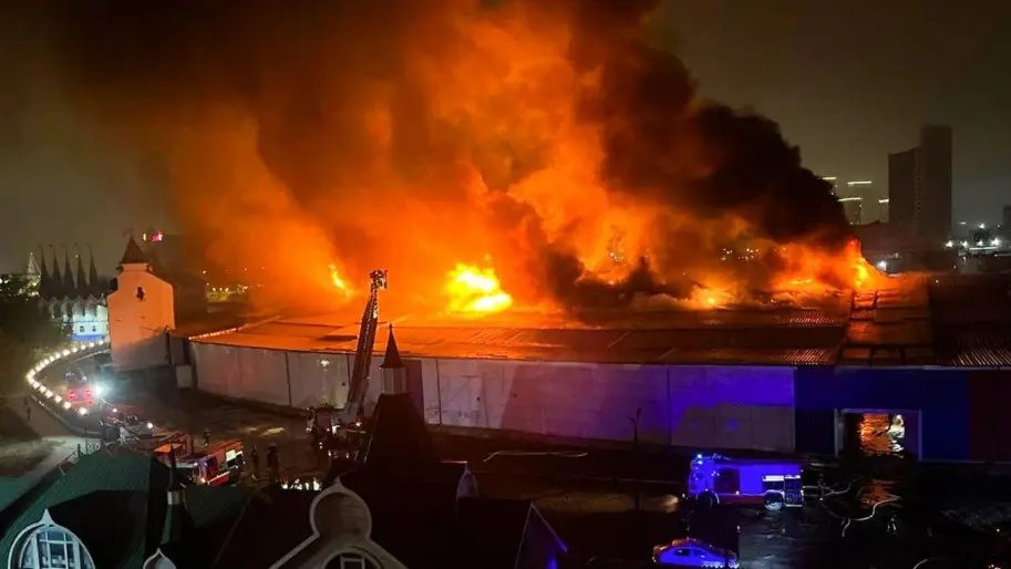 В Москве загорелся Кремль, огонь охватил тысячи квадратов