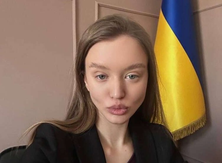 Скандал вокруг «20-летней» чиновницы МОЗ набирает обороты