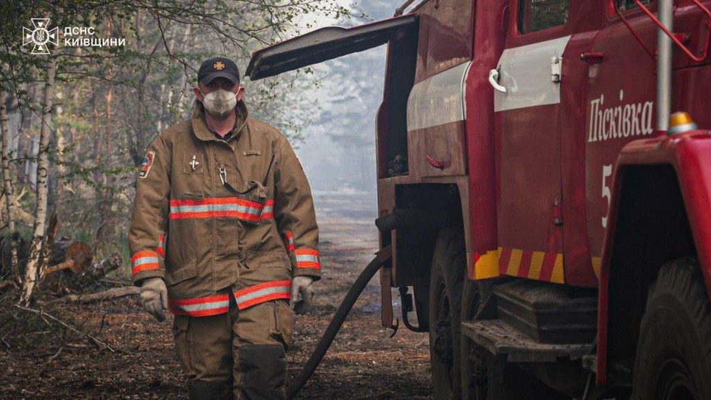 У Чорнобилі горить ліс: чи є небезпека поширення радіації 7 У Чорнобилі горить ліс: чи є небезпека поширення радіації