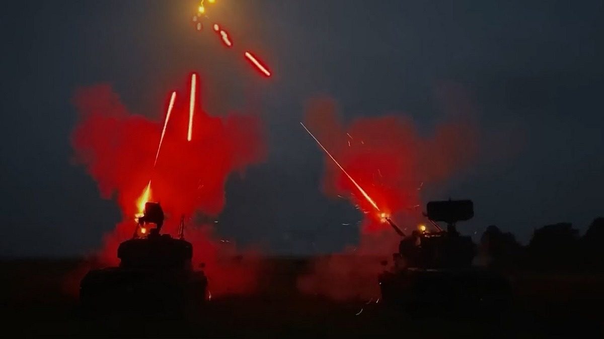 Росія вдарила по Румунії: Шахед влетів у багатоповерхівку (відео)
