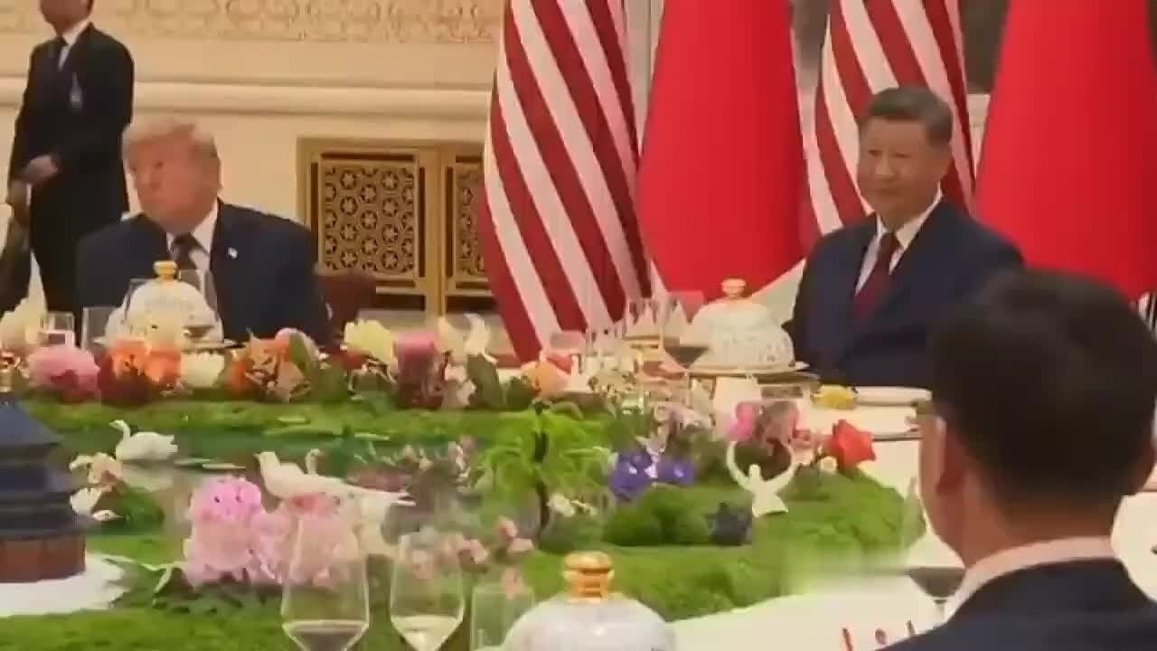 Трамп учудил нечто странное на встрече с Си: видео