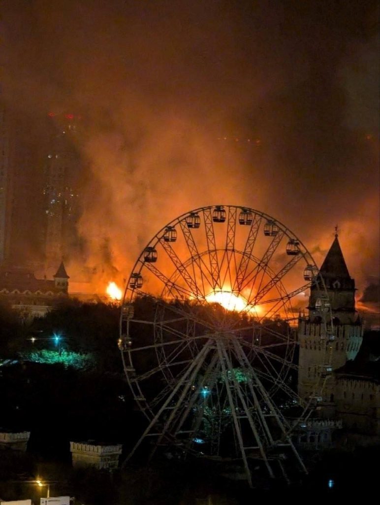 Масштабна пожежа в Москві: горів Кремль в Ізмайловому (відео, фото) 7 Масштабна пожежа в Москві: горів Кремль в Ізмайловому (відео, фото)