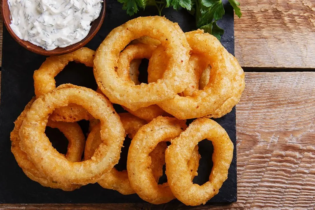 Хрустящие луковые кольца с пряным соусом